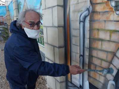 In quest�area, che diventer� un parco per bambini, � intento a raffigurare luoghi emblematici del centro storico